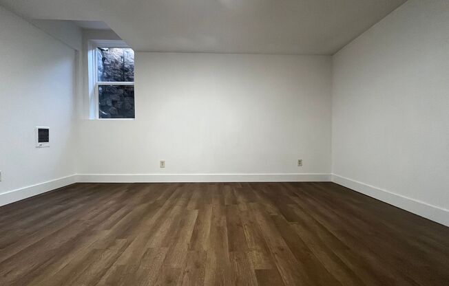 2 beds, 1 bath, 1,049 sqft, $1,170, Unit 5