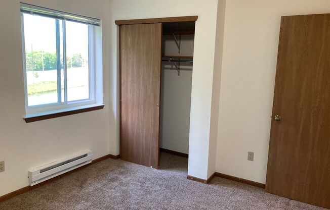 3 beds, 1 bath, 1,040 sqft, $1,695, Unit 3172-302