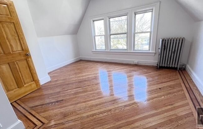 828 E 34 ST