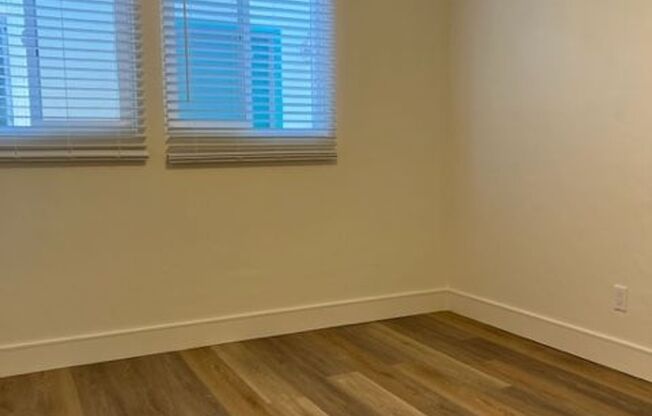 BEACH CLOSE- Welcome to Emerald Street a 1 Bedroom Cottage