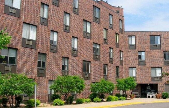 2 beds, 1.5 baths, 893 sqft, $1,395, Unit 202