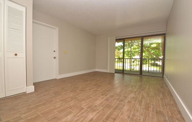 Nicely Updated 1/1 Condo in Winter Springs ~ Wood Plank Tile Floors and Large Screened Patio!