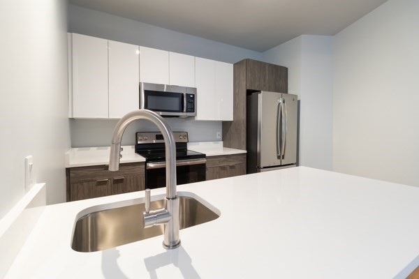 2 beds, 1 bath, 877 sqft, $2,600, Unit 201