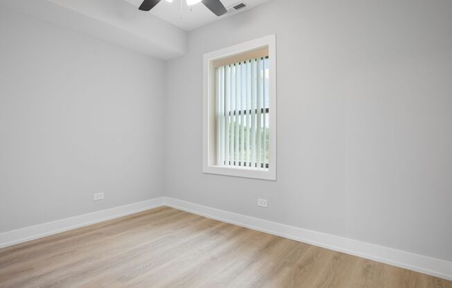 3 beds, 1 bath, 609 sqft, $2,300, Unit 1558.5-1T