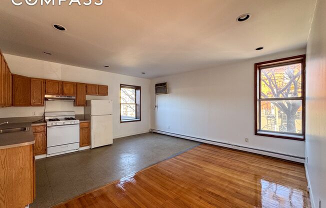 3 beds, 1 bath, $3,850, Unit 2