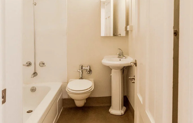 Studio, 1 bath, 240 sqft, $1,150, Unit 218