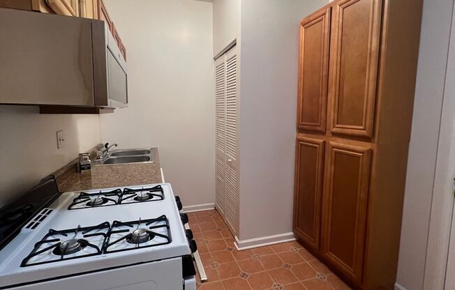 2 beds, 1 bath, $1,995, Unit 4750M-3N