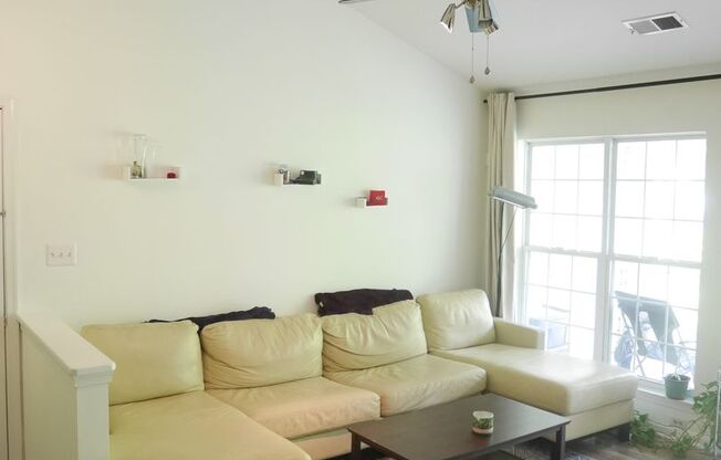 2 Bedroom Condominium in Sought After Community!