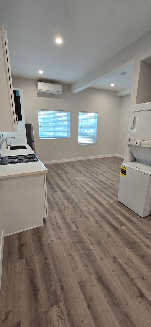 Studio, 1 bath, 310 sqft, $1,595, Unit 8