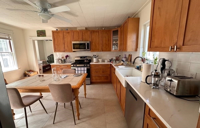 2 beds, 1 bath, $2,600, Unit 2