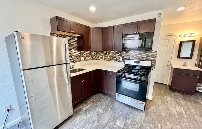 1bd + Bonus Room Casita with Washer/Dryer In Unit, A/C, and Private Fenced Patio!