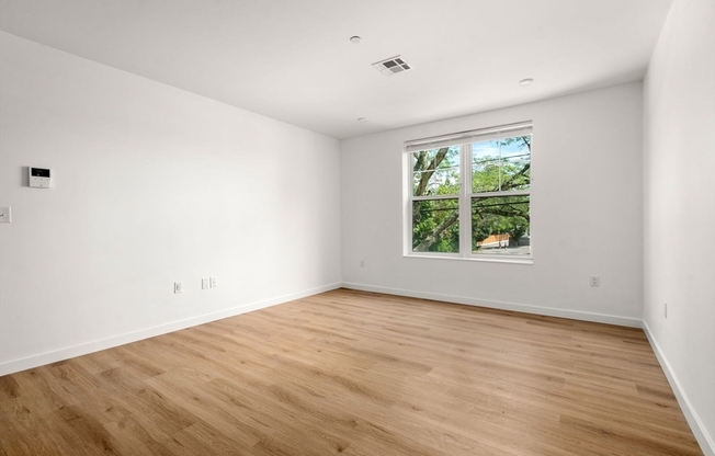 3 beds, 2 baths, 1,300 sqft, $6,600, Unit 201
