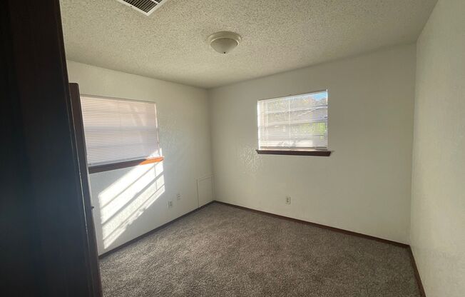 3 beds, 1 bath, $950