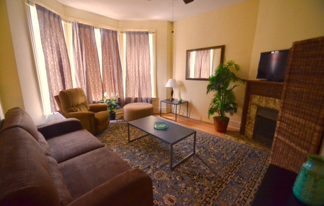 (4) Four Bed DePaul Location ** Video tour @ markbweiss.com
