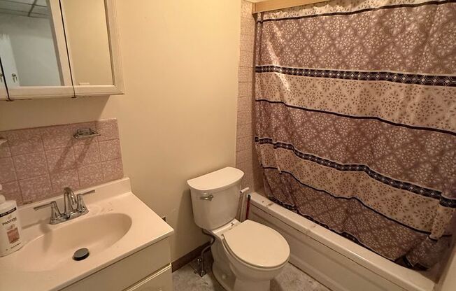 1 bed, 1 bath, 875 sqft, $1,000, Unit 2246 S 15TH ST 1ST FLR