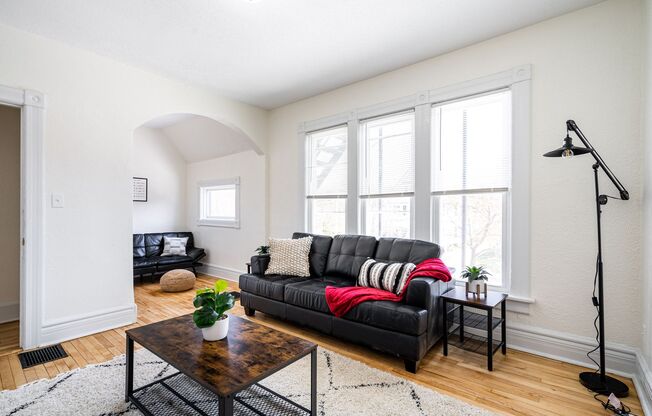4Bdrm Upper Flat of Eastside Duplex Fully Remodeled