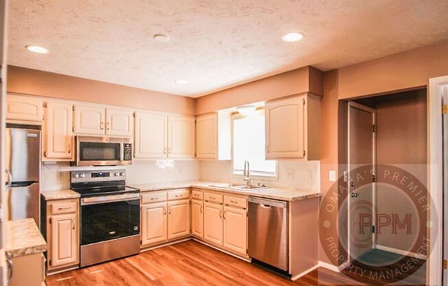 Charming 6 Bed 2 Bath Home Near the Offutt