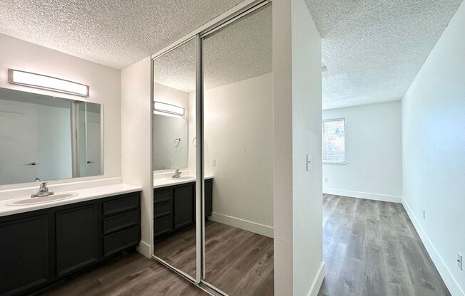 2 beds, 1 bath, 886 sqft, $1,575, Unit 117