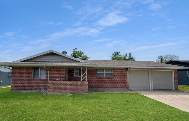 Charming 3-Bedroom Home with Bonus Room in Prime Location!