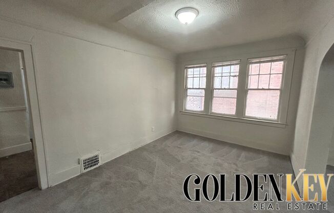 2 beds, 1 bath, $1,000, Unit 2638 Richton - Upper