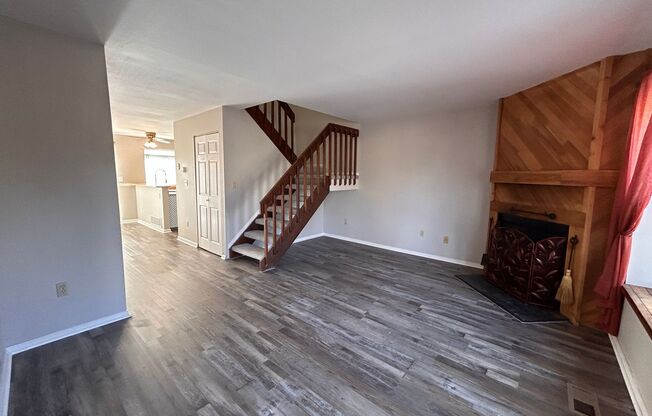 $0 DEPOSIT OPTION. SPACIOUS 2-BEDROOM TOWNHOUSE WITH VAULTED CEILINGS AND PRIVATE PATIO IN LITTLETON.