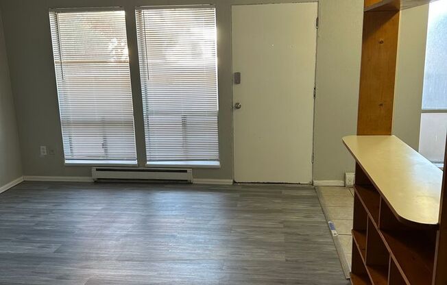 1 bed, 1 bath, $895, Unit 18