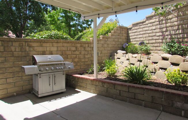 Gorgeous Private  Townhome on Cul-de-Sac--small yard and Patio!  Over 1800 sq ft