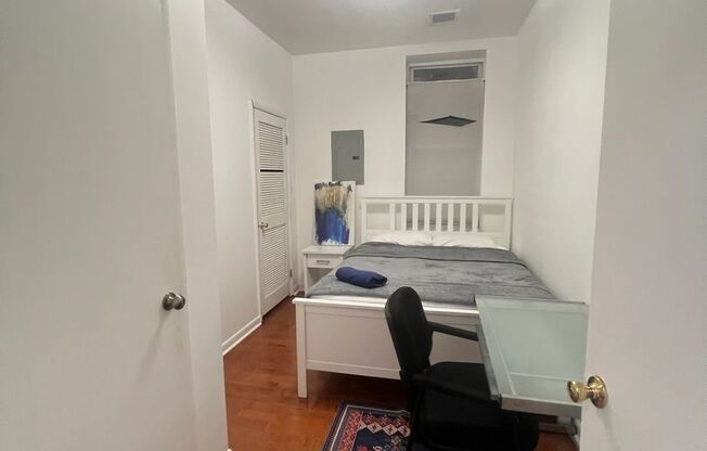 2 beds, 1 bath, $1,600, Unit 1R