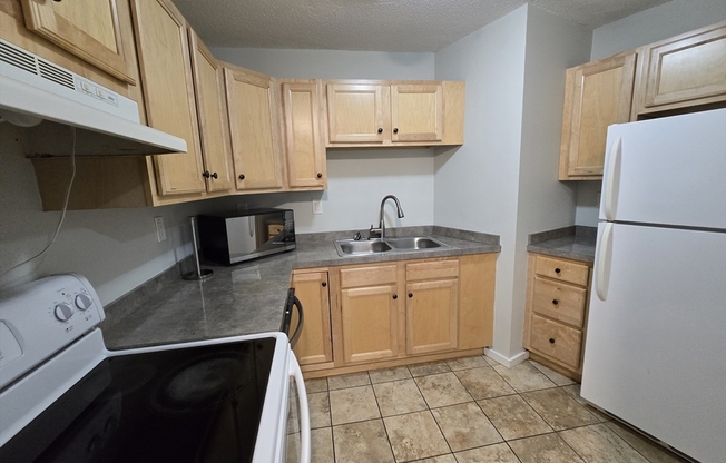 2 beds, 2 baths, 876 sqft, $2,400, Unit 221