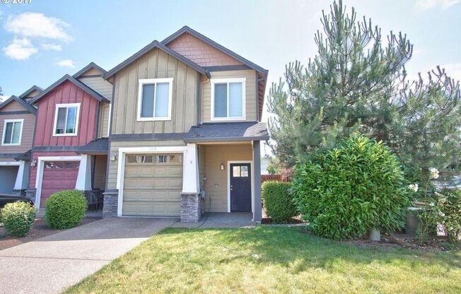 Excellent Location ! Nice Townhome with large fenced backyard. Close to shops, Walkscore is 70 !