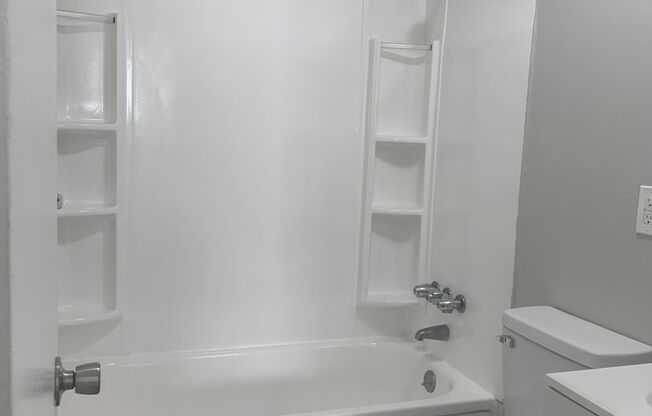 3 beds, 1 bath, 960 sqft, $1,200, Unit 124