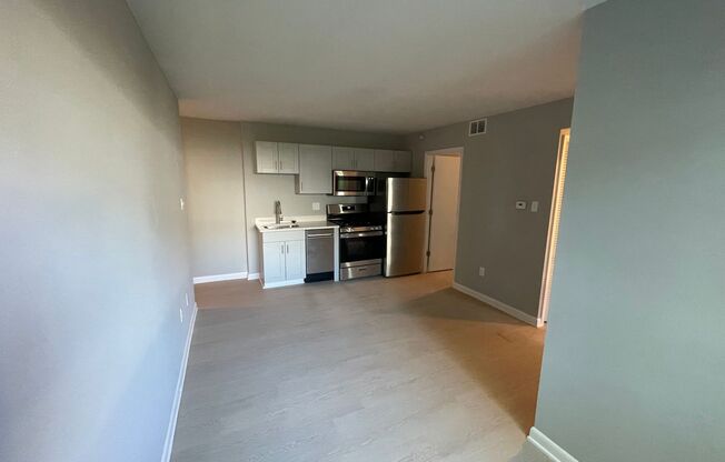 3 beds, 1 bath, $2,300, Unit 102