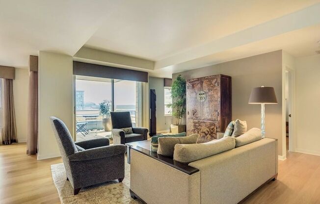 Spacious condo at the iconic Watermark Towers