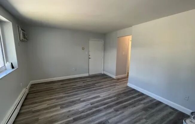 2 beds, 1 bath, $1,250, Unit 6