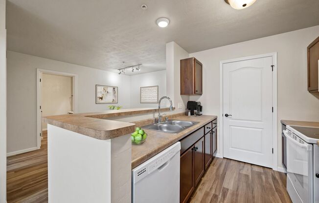 2 beds, 2 baths, 1,200 sqft, $1,595, Unit 727