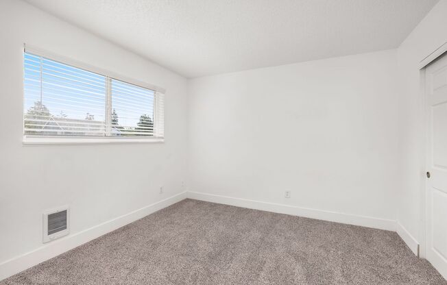 2 beds, 1 bath, 700 sqft, $1,335, Unit 04