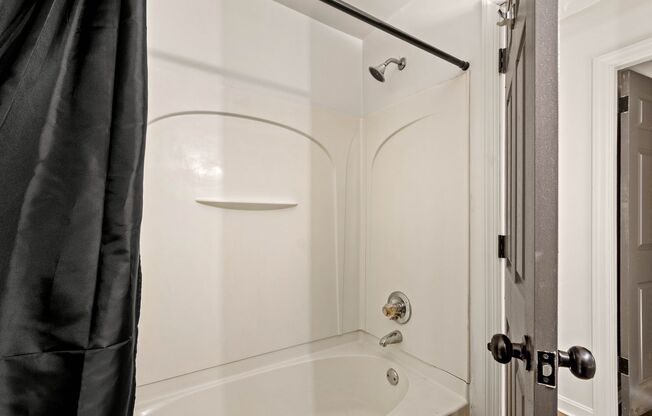 1 bed, 1 bath, 800 sqft, $699, Unit 103 W Lincoln Ave #7