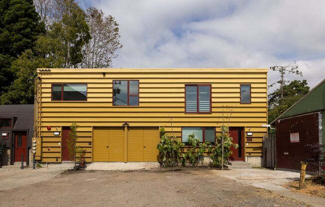 Bright Live-Work Studio with Deck & Tall Ceilings off Lowell Street in Oakland