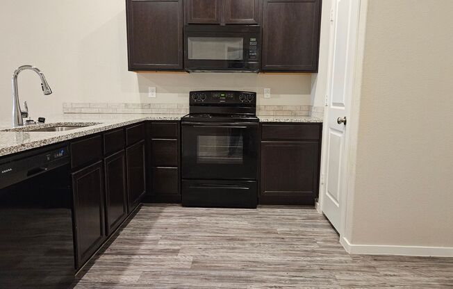 3 beds, 2 baths, $1,375, Unit B