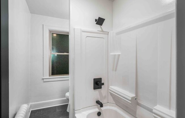AVAILABLE AUG 1ST!! FULLY RENOVATED 1 BEDROOM LOCATED IN CRAFTON!