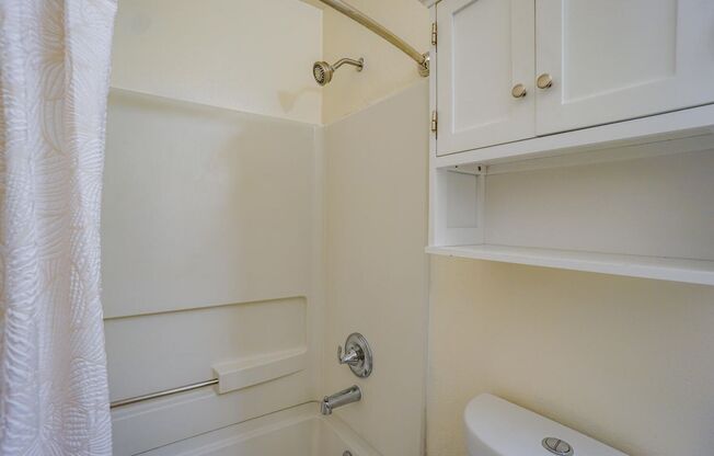 2 beds, 2 baths, 839 sqft, $1,845, Unit 25*