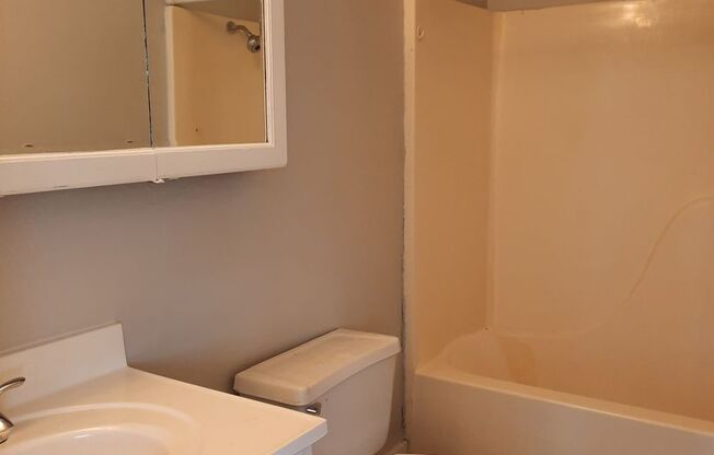 $1195 - 1 bedroom/ 2 bathroom plus 2 bonus rooms and office space ! - Single Family Home directly across from Linwood Park and Linwood Elementary