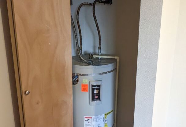 Studio, 1 bath, 350 sqft, $895, Unit 204
