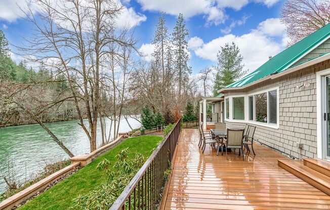 Home right on the Rogue River for Lease!