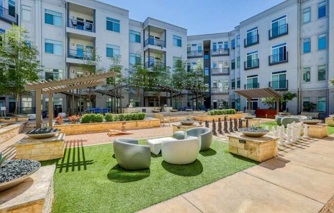 Landscaped Courtyard at Eleven by Windsor 811 East 11th Street Austin, TX 78702