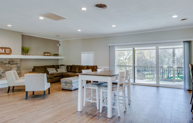 Spacious Living Room at Nob Hill Apartments, Tennessee, 37211