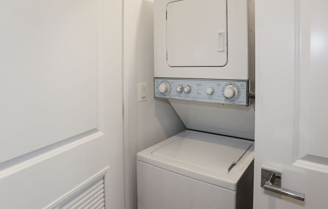 2 beds, 1 bath, 755 sqft, $3,100, Unit 3915-3S