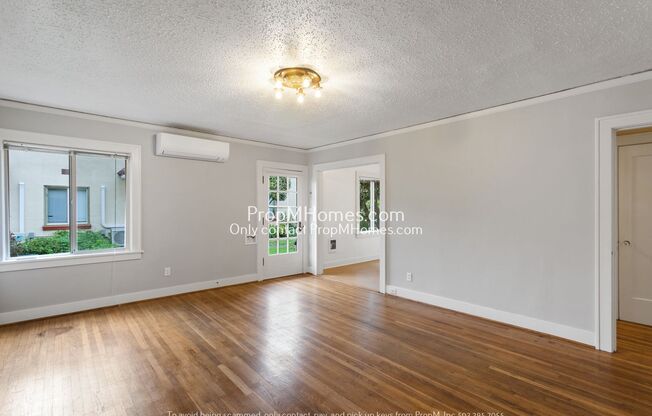 Charming Light-Filled One Bedroom Apartment In SE Portland!
