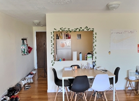 2 beds, 1 bath, 999 sqft, $3,300, Unit 18