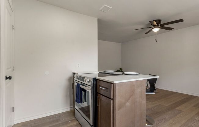 1 bed, 1 bath, 570 sqft, $950, Unit 82-102